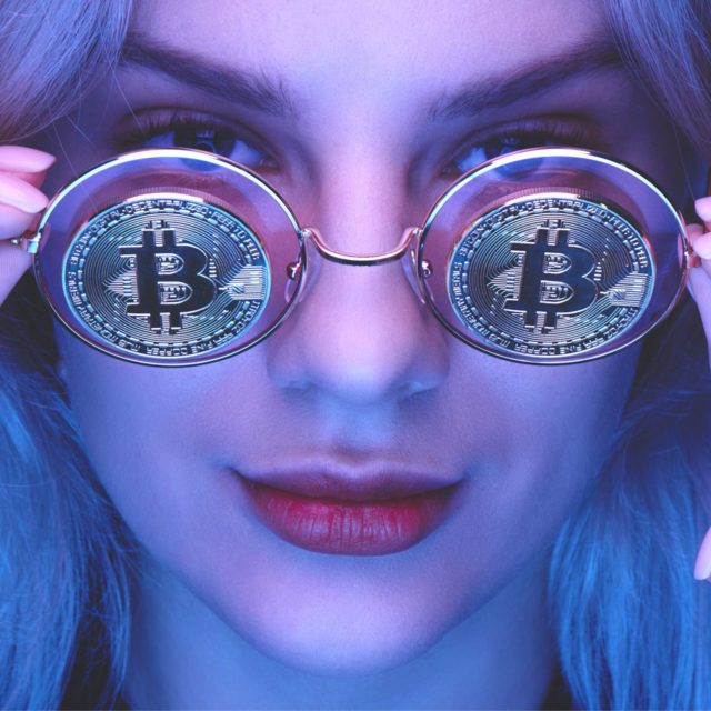 Femme qui porte des lunettes Bitcoin